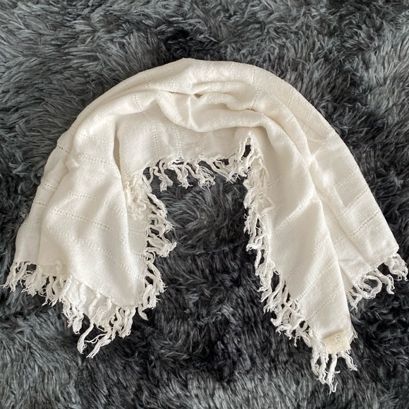 White fringe knit wrap? - Picture 3 of 17
